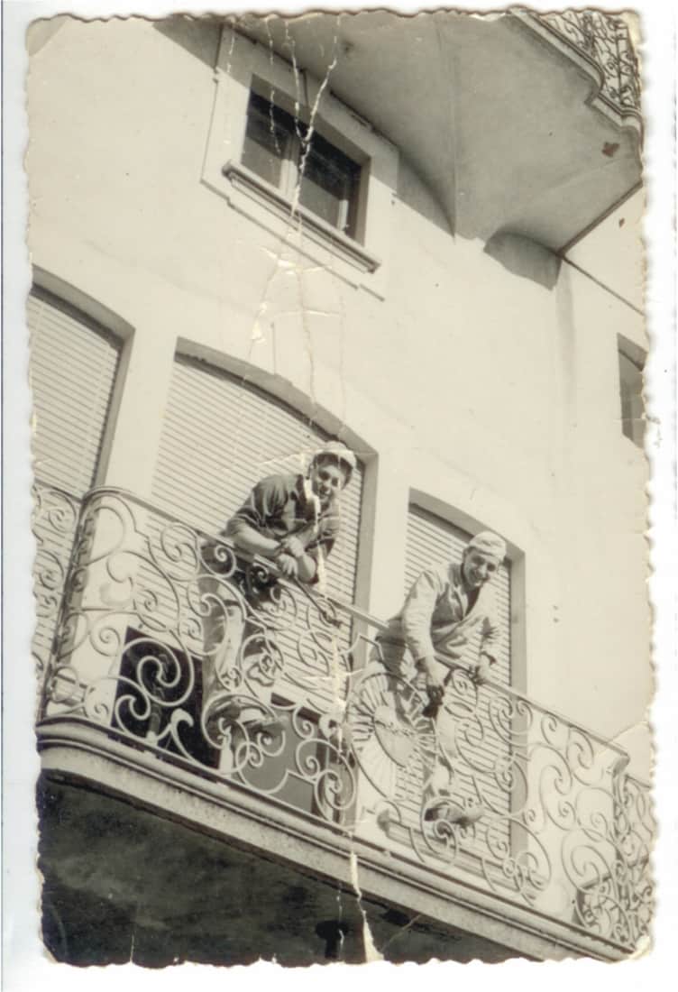 Foto storica di famiglia sul balcone di casa Limonta