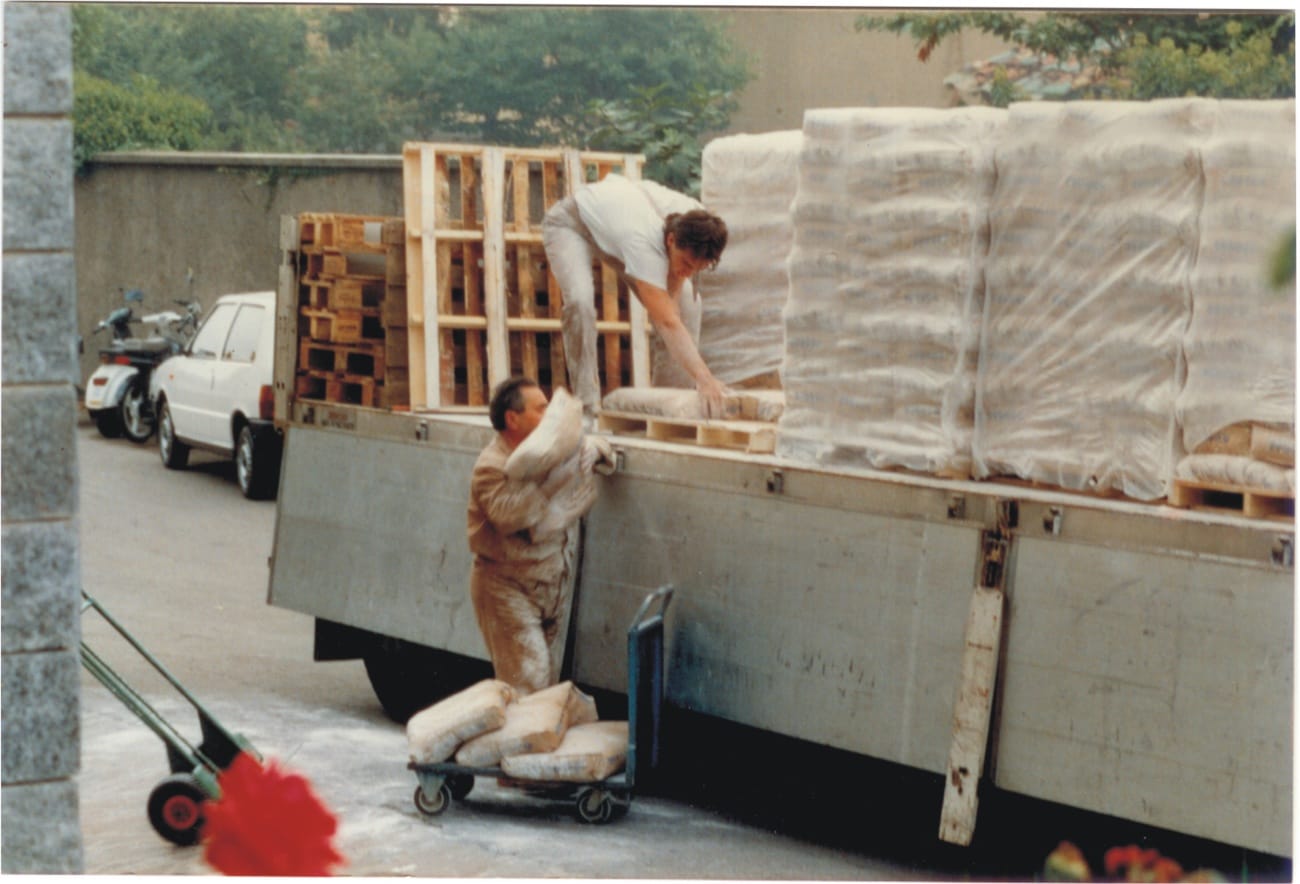 La squadra F.lli Limonta durante una consegna negli anni Settanta