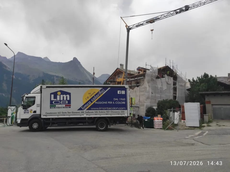 Automezzo LIMCA personalizzato con grafica aziendale