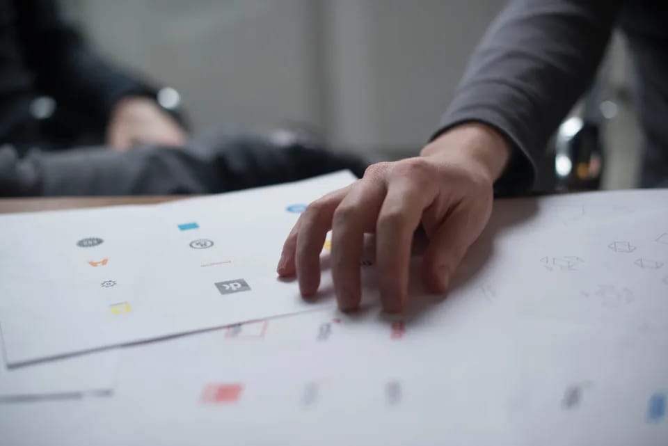 Proposte di identità visiva e marchi su un tavolo di progettazione