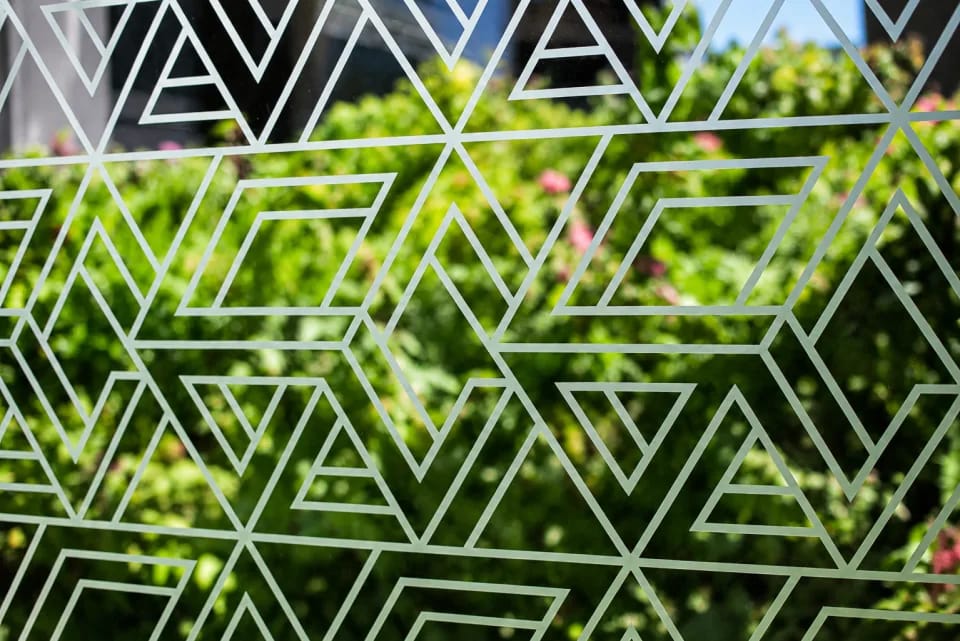 Decorazione geometrica applicata a una vetrata
