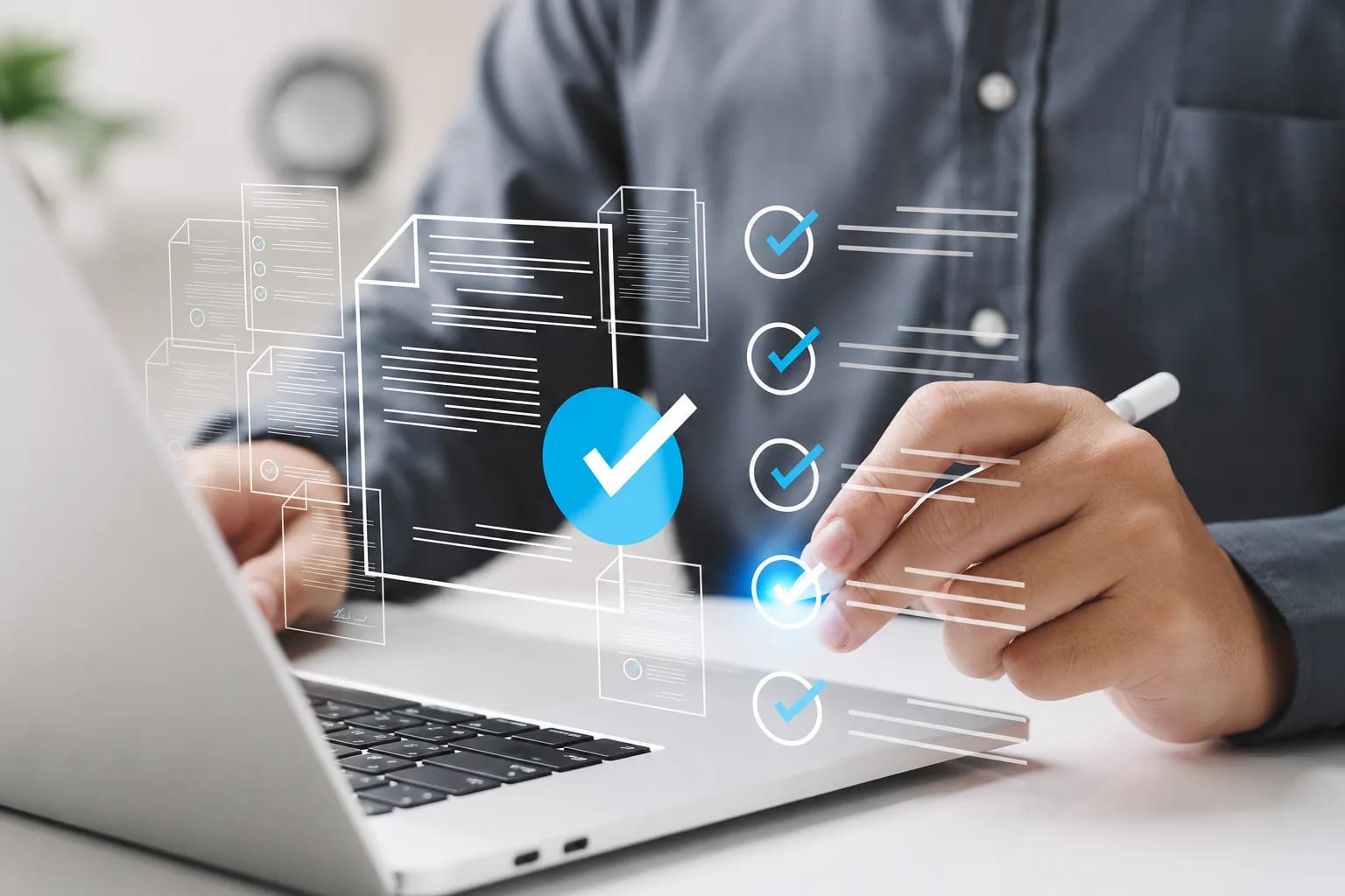 Professionista al computer con checklist digitale di gestione documenti