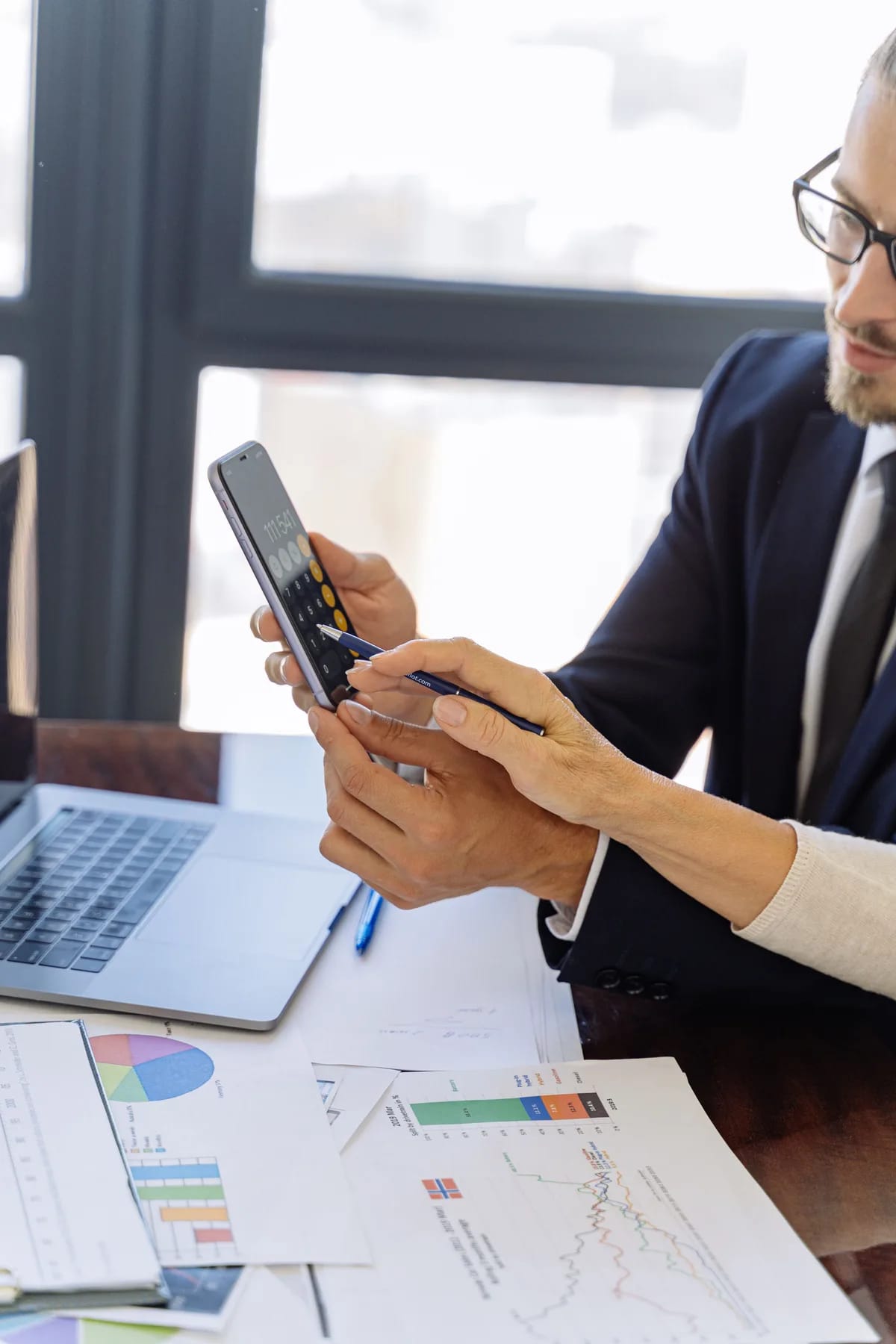 Consulente al lavoro tra dati, report e dispositivi digitali