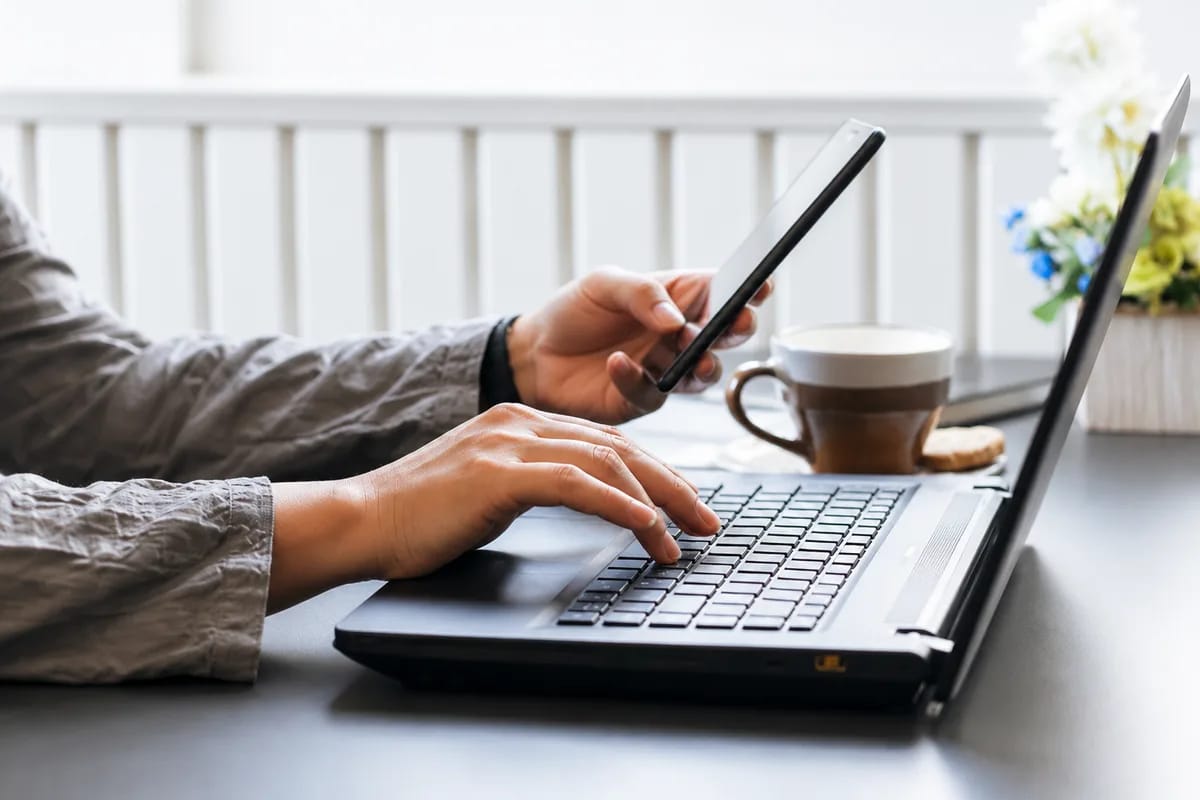 Sviluppatore al lavoro sulla realizzazione del software