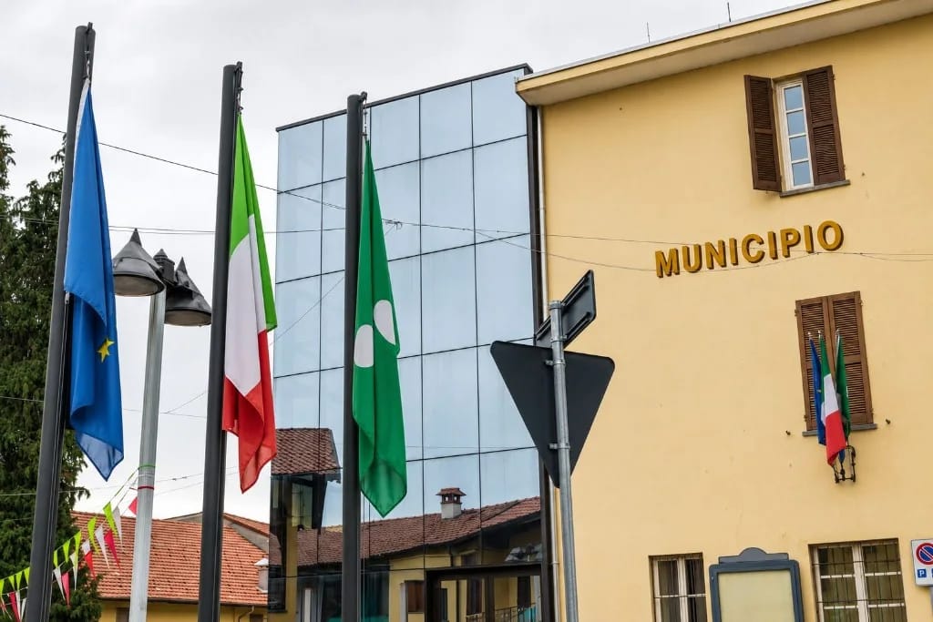 Municipio con bandiere italiana, europea e della Regione Lombardia
